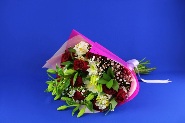 Ramo con 12 Rosas, Lilys, Alstromerias y Follaje