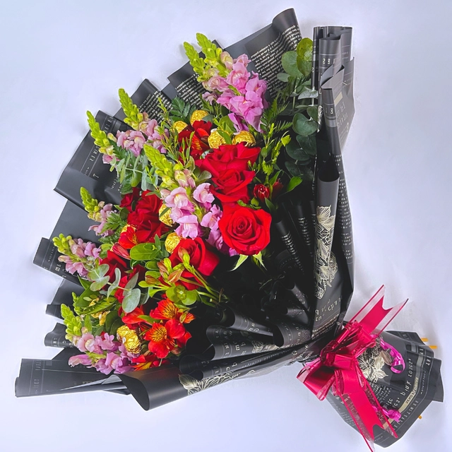 RAMO DE 12 ROSAS Y FLORES FERRERO