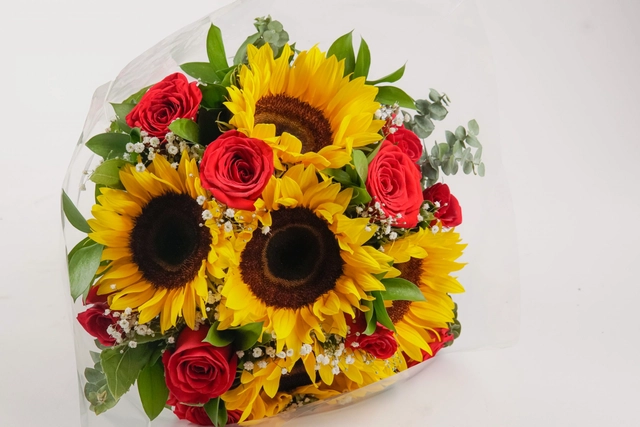 Ramo de 5 Girasoles con 12 Rosas Rojas